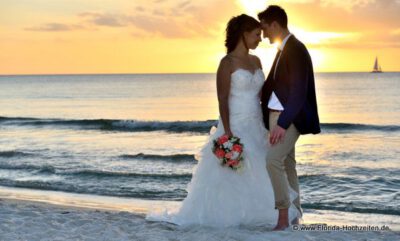 Sonnenuntergang Hochzeit am Strand von Naples mit Florida Hochzeiten