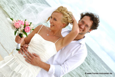 Heiraten in Florida am Strand mit lachendem Paar