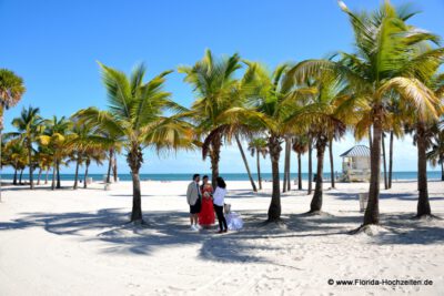Florida Hochzeit am Strand von Key Biscayne mit hunderten von Palmen und blauen Himmel
