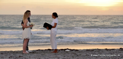 Romantische Sonnenaugangshochzeit am Strand von Delray