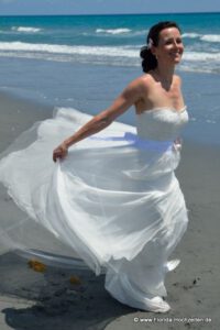 Tanzende Braut am Strand von Florida