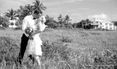 Kuessendes Paar nach Strandhochzeit