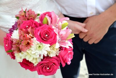 Blumenbouqet fuer Hochzeit in Pink