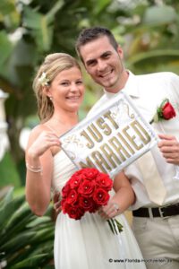 Florida Hochzeiten Paar mit just married Flagge und Roten Rosen