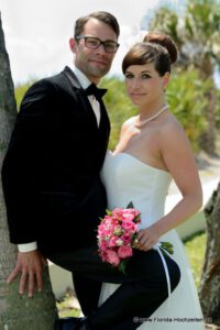 Florida Hochzeit mit Braut und Braeutigam am Strand von Delray Beach im Hochzeitsdress