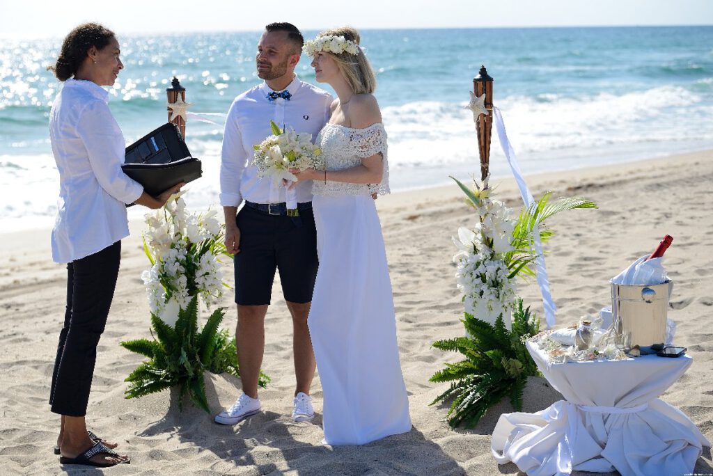 Hochzeitspaar vor der Together Forever Deko am Strand