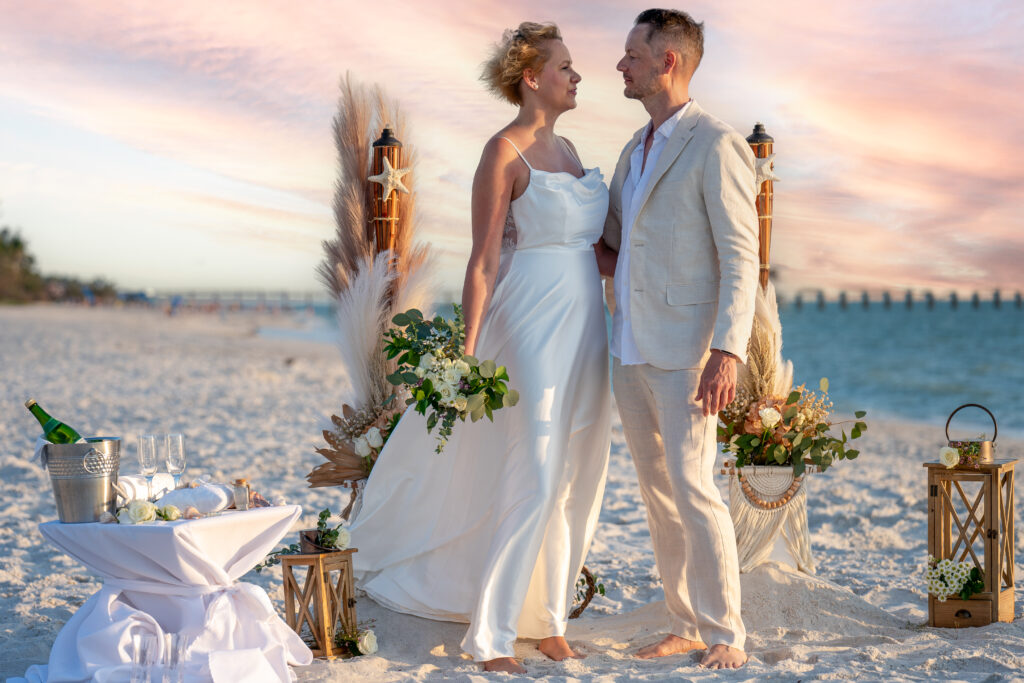 Paar vor Together Forever Boho Style Deko am Strand