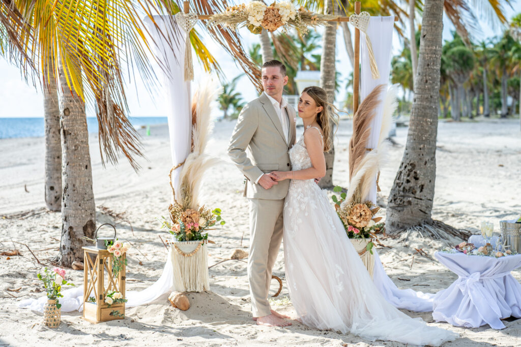 Hochzeitspaar in Bohemian Dekoration am Strand