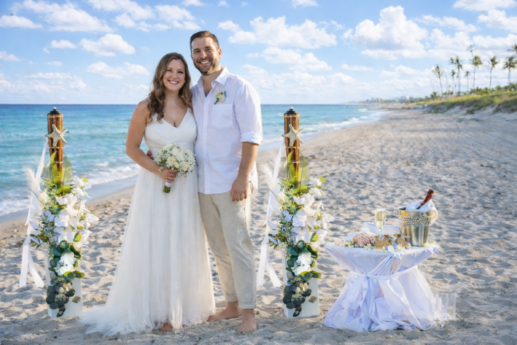 Brautpaar am Strand in der Together Forever Dekoration