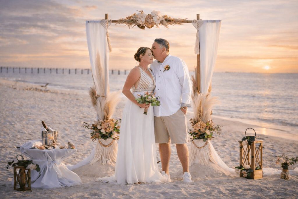 Brautpaar am Strand von Naples in der Sunset Paradise Boho Style Dekoration