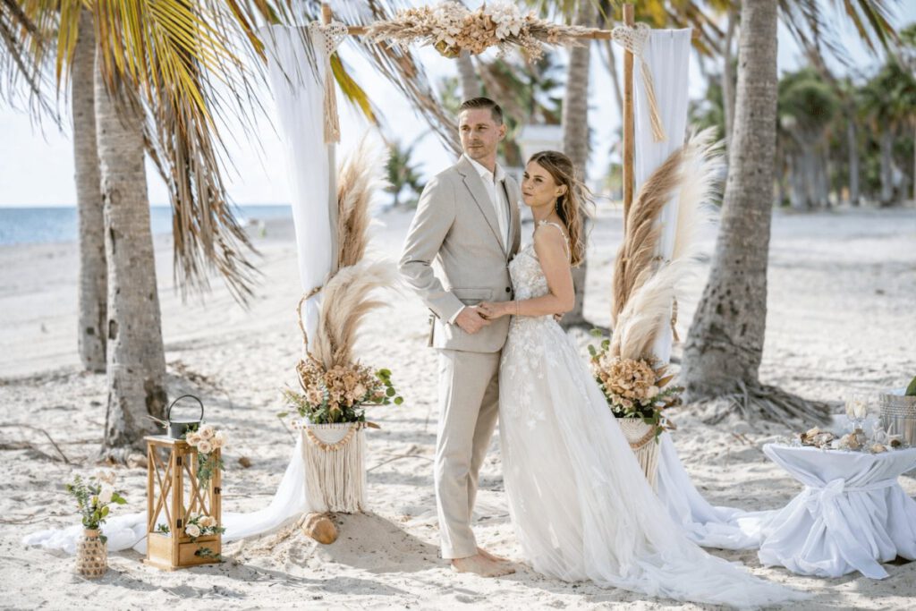 Brautpaar in Bohemian Deko am Strand