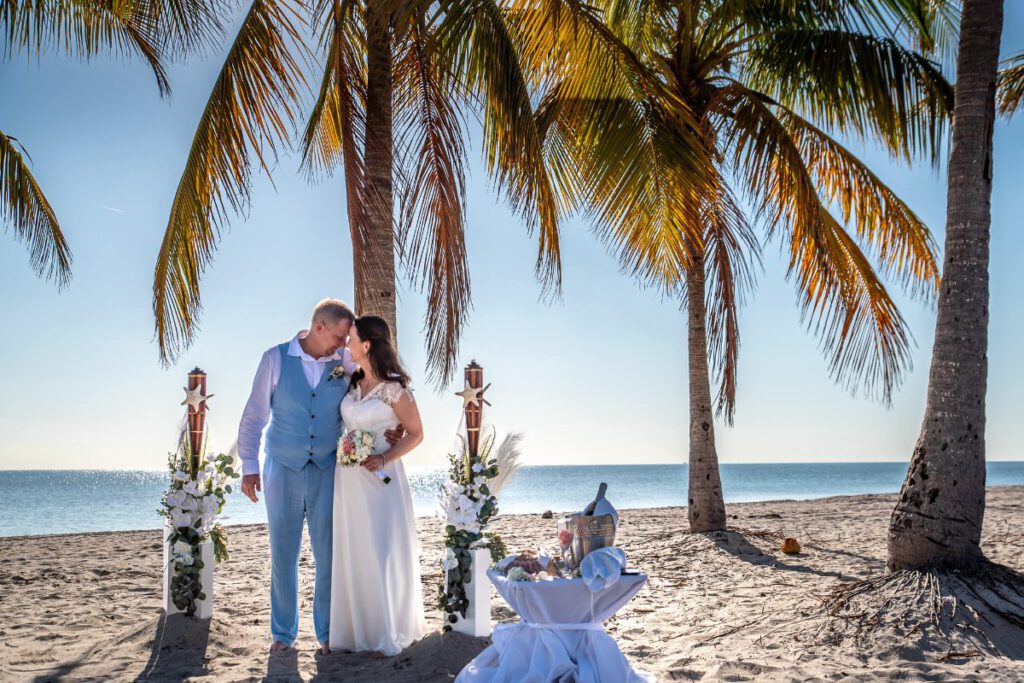 Paar in Together Forever Deko am Strand 
