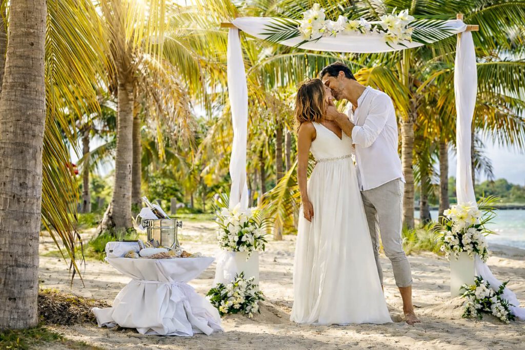 Couple unter Lanaibogen am Strand